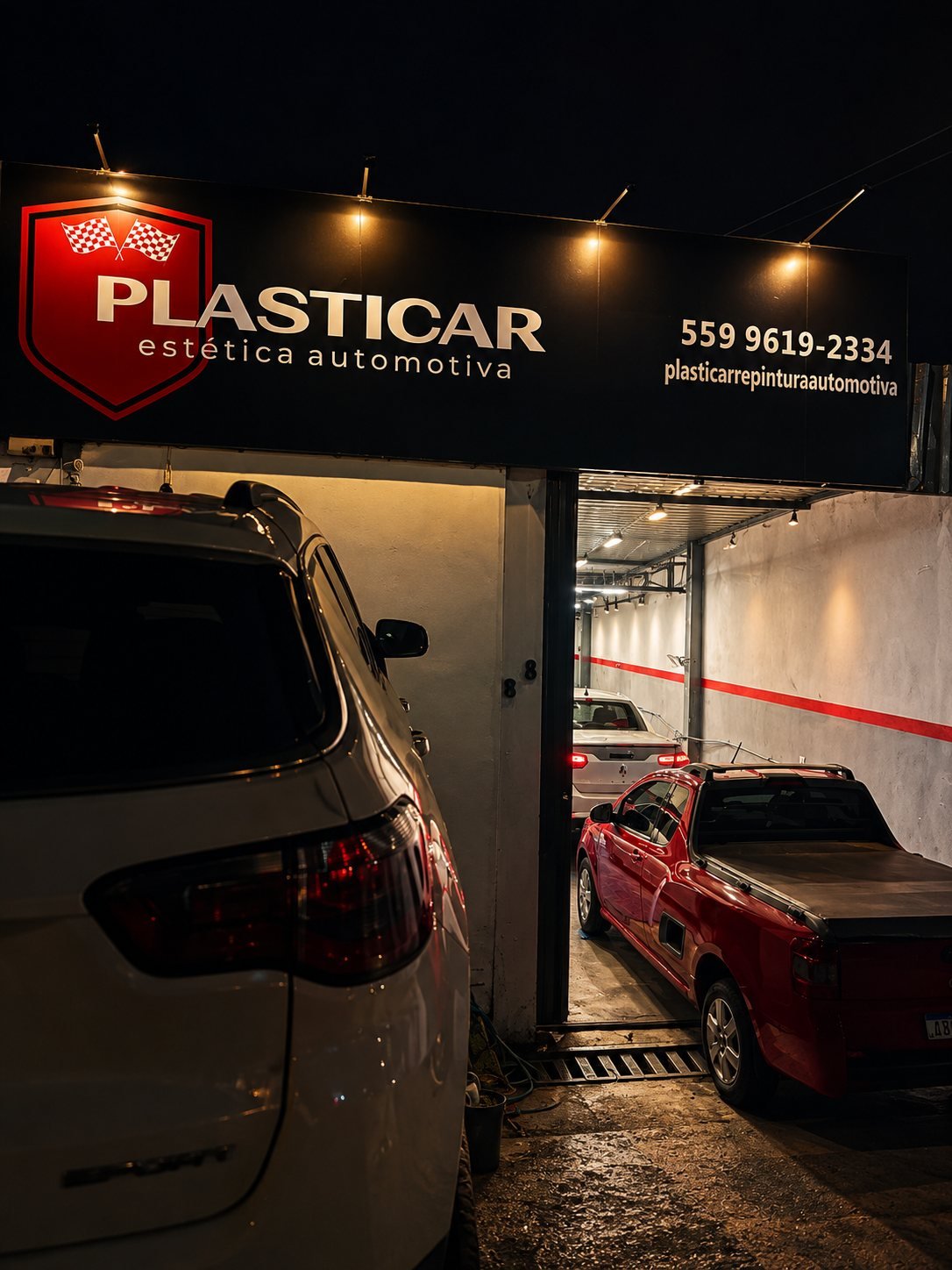 Fachada da Plásticar Estética Automotiva à noite